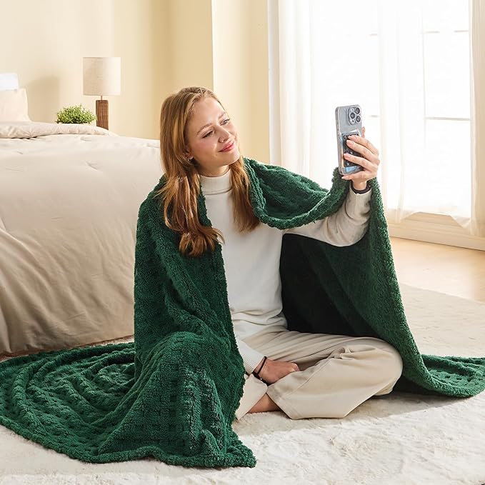 NEWCOSPLAY Super Soft Twin Blanket Green Premium Silky Flannel Fleece 3D Waffle Checkered Lightweight Bed Blanket All Season Use (Dark Green, Twin(60"x80"))